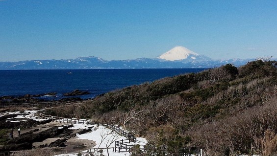 20140216 神奈川県横須賀市の佐島周辺から見える富士山と伊豆大島 IMG_20140216_103638+