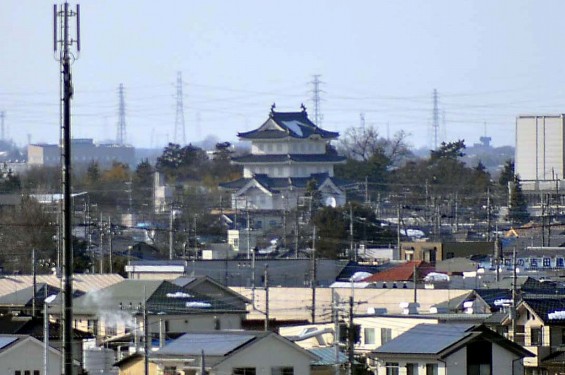 さきたま古墳　石田堤　石田三成陣　丸墓山古墳から見た　見える　忍城　本丸　御三階櫓　天守閣　DSC_0079-