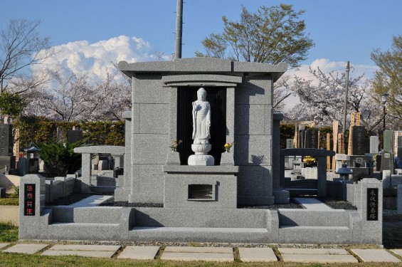 20140404　埼玉県鴻巣市吹上本町　勝龍寺と元荒川の桜満開で吹雪　永代供養墓DSC_0477