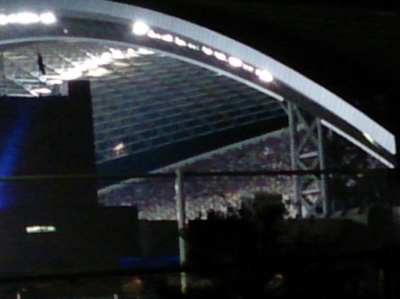 サッカー日本代表、キプロス戦で盛り上がる、さいたまスタジアム2002　の横を通過1401200718544