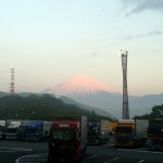 -20140502 東名高速鮎沢pa上りから見える富士山 朝焼け 赤色1