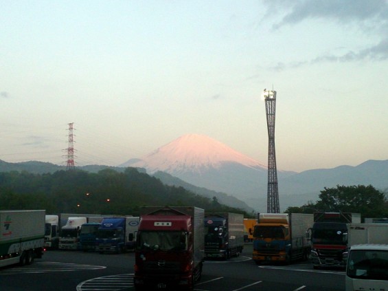 -20140502 東名高速鮎沢pa上りから見える富士山 朝焼け 赤色1