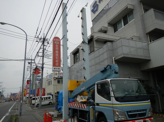 大塚本社、中山道沿いのポール看板メンテナンスDSCN5040