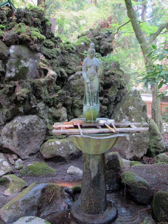 IMG_7285 大雄山最乗寺 境内 奥の院 観音様 水