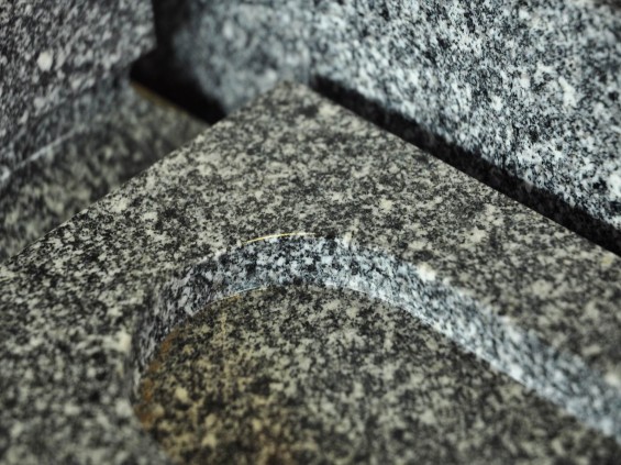 お墓に使う石材の種類 国産 福島産 吹雪DSC_0039