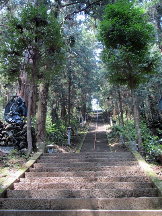 IMG_7283 大雄山最乗寺 境内 奥の院への石段 天狗の銅像