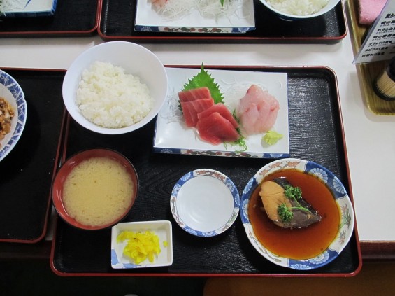 IMG_7246 小田原漁港内の魚市場食堂 まぐろとほうぼうの刺身定食(750円)