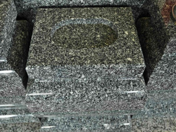 お墓に使う石材の種類 国産 福島産 吹雪DSC_0040