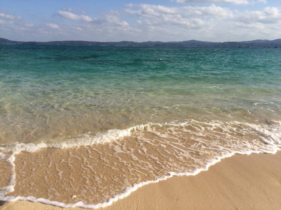 沖縄に行って参りました沖縄に行って参りました 沖縄のあおいそらとあおいうみ 砂浜 波打ち際IMG_0799