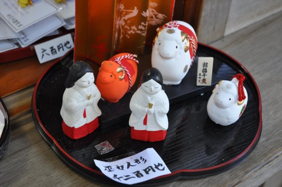 氷川三社に初詣　氷川女体神社DSC_0028巫女人形