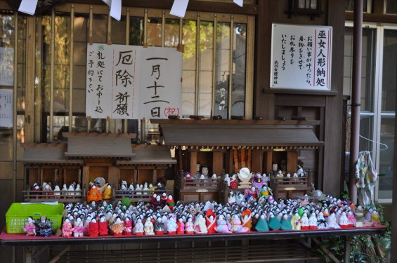 氷川三社に初詣　氷川女体神社DSC_0026巫女人形