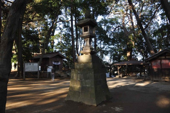 氷川三社に初詣　氷川女体神社DSC_0011石灯籠