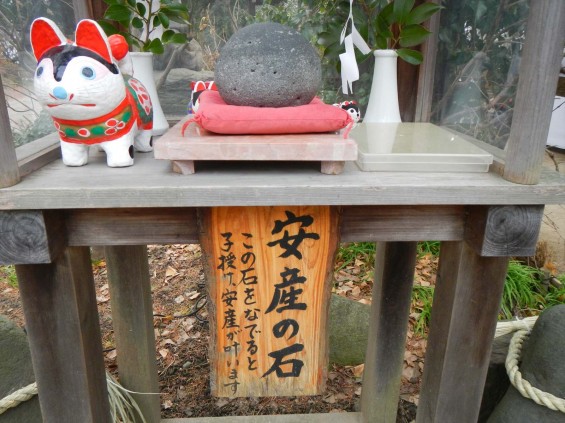 越谷市　香取神社　子授けDSCN6567 安産の石