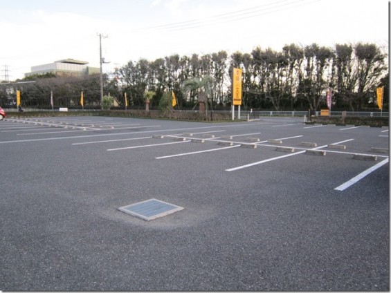 埼玉県桶川市　桶川霊園の広い駐車場