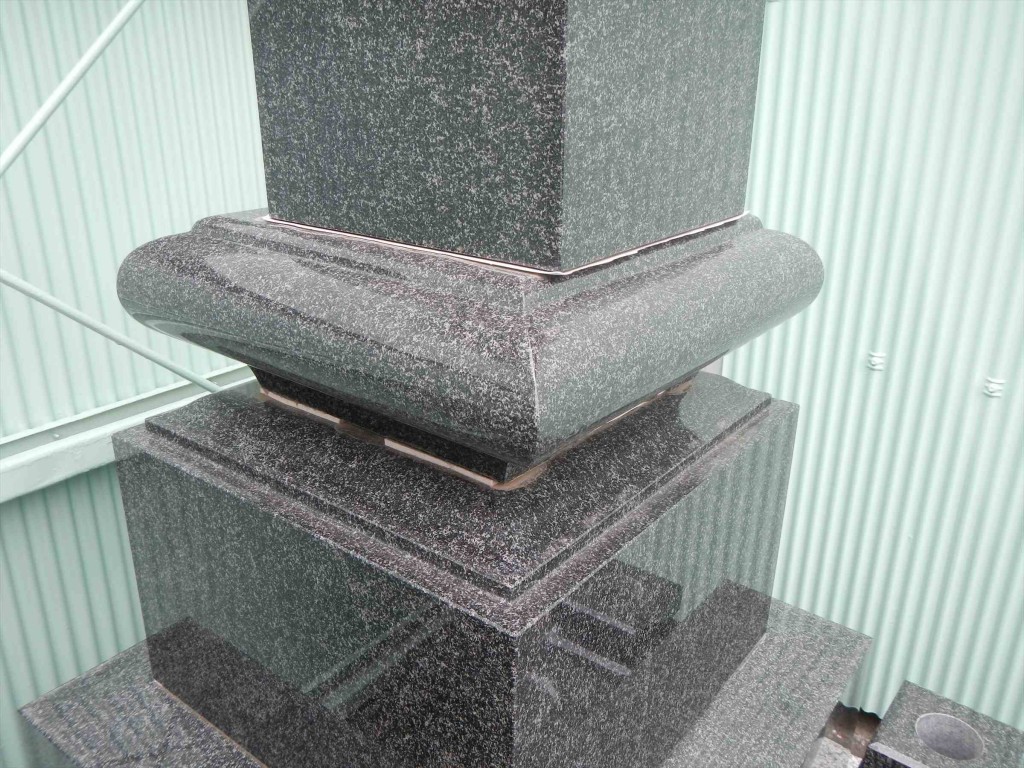 2015年5月25日 震度4の地震でお墓の墓石、石塔がズレるDSCN7040