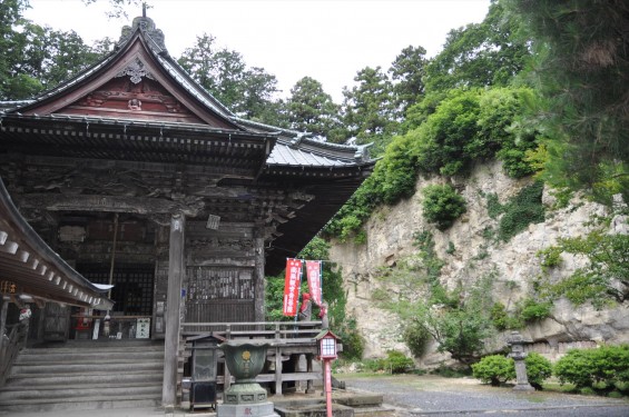 2015年6月 埼玉県東松山市 岩殿観音正法寺DSC_1415 本堂と岩崖