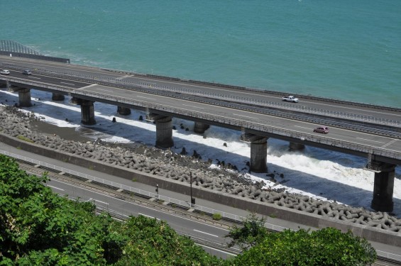 静岡県静岡市清水区 薩埵峠（さったとうげ）DSC_1763 東名高速道路 海と波