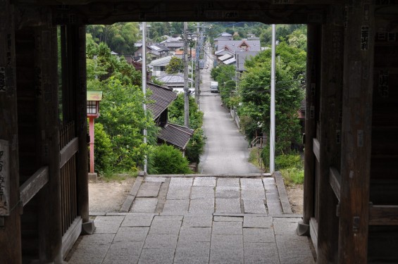 2015年6月 埼玉県東松山市 岩殿観音正法寺DSC_1432 山門 門前町