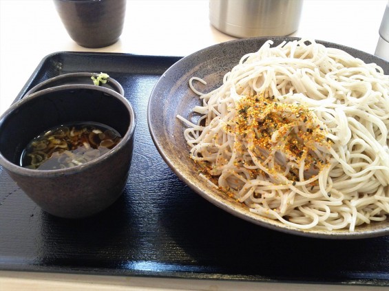 ざる蕎麦の食べ方　七味をふりかけて食べる DCIM0043