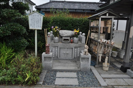 埼玉県久喜市上清久 東明寺のペット供養塔「やすらぎの碑」DSC_3036