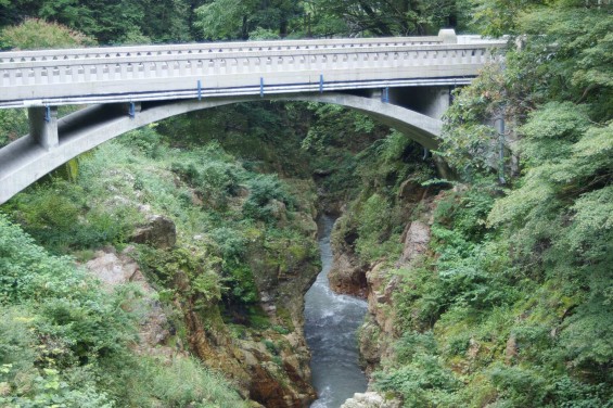 群馬県南牧村（なんもくむら）の自然石、生活の石を見てきましたDSC05816 沢 蝉の渓谷 橋 アーチ 道路