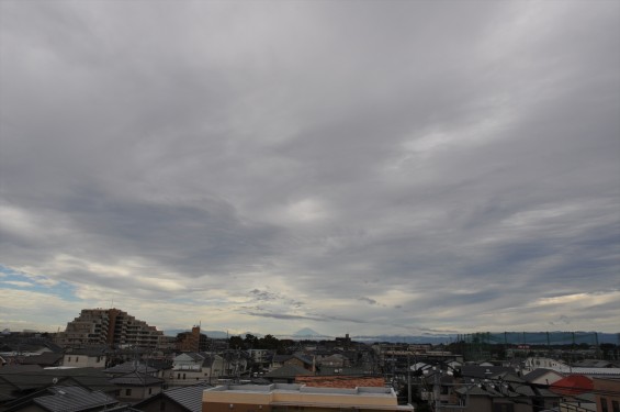 2015年10月3日 埼玉県上尾市から見える雲行きの激しい富士山DSC_4008