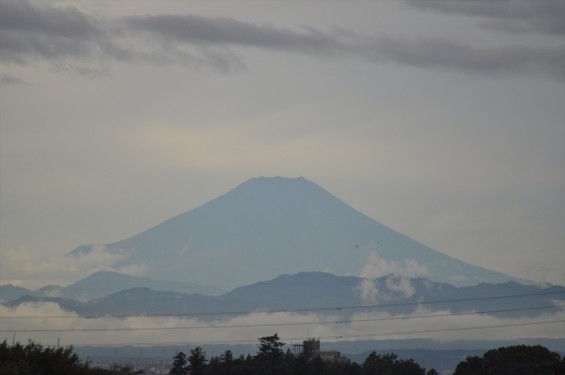 2015年10月3日 埼玉県上尾市から見える雲行きの激しい富士山DSC_4017