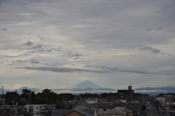 2015年10月3日 埼玉県上尾市から見える雲行きの激しい富士山DSC_4010