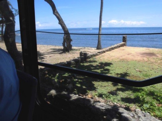 今年も大好きなハワイに行って来ました ②ザ バス からノースショア付近の景色 降りるときに引く紐CIMG0243