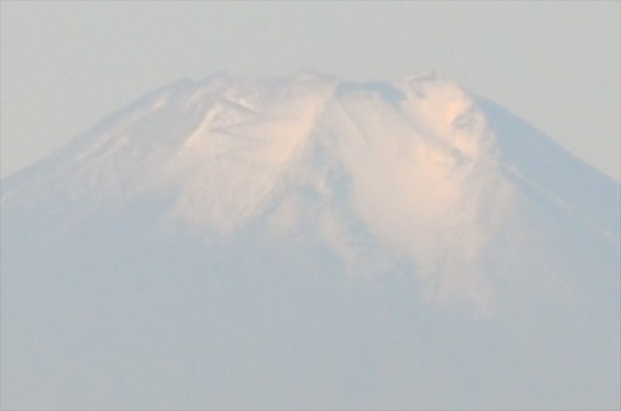 2015年11月4日　埼玉県上尾市から見える富士山 ギザギザ登山道 雪DSC_4113+-