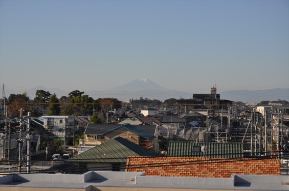 2015年11月4日　埼玉県上尾市から見える富士山 ギザギザ登山道 雪DSC_4102