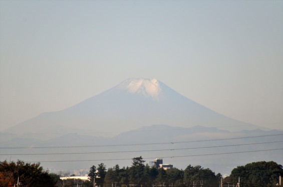 2015年11月4日　埼玉県上尾市から見える富士山 ギザギザ登山道 雪DSC_4113+