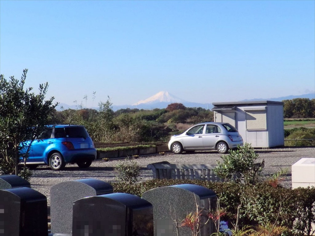 2015年12月 埼玉県上尾市 西上尾メモリアルガーデンが見える霊峰富士山003-