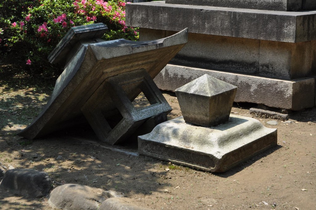 著名人有名人の墓 青山霊園 大久保利通の墓 灯籠DSC_0875