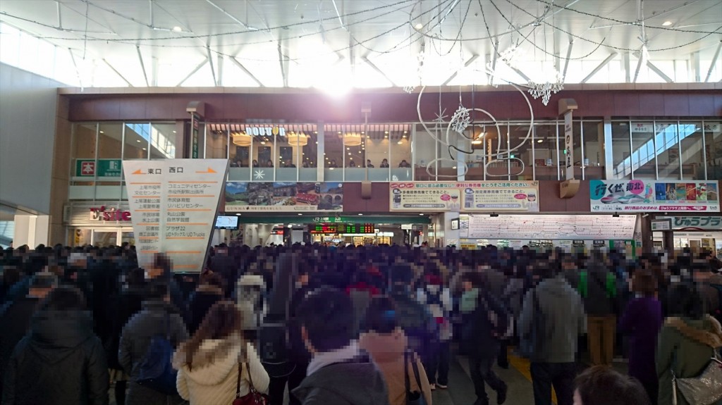 2015年12月 高崎線が止まった時の上尾駅1