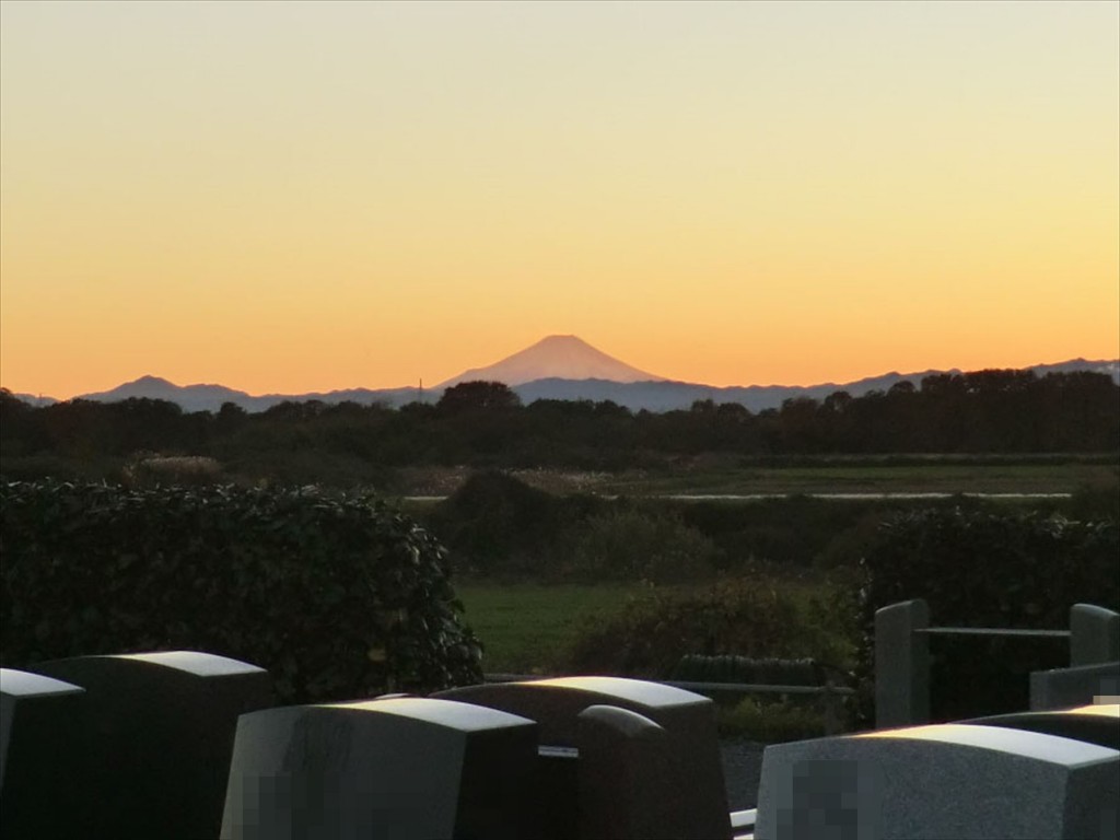 2015年12月 埼玉県上尾市 西上尾メモリアルガーデンが見える霊峰富士山 夕焼け004-