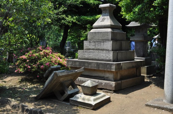 著名人有名人の墓 青山霊園 大久保利通の墓 灯籠DSC_0874