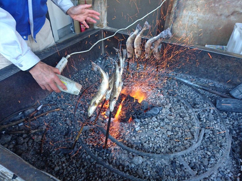 2016年1月26日 JA埼玉県東秩父村農産物販売所のイワナ 焼き魚 雪DSC_0133-