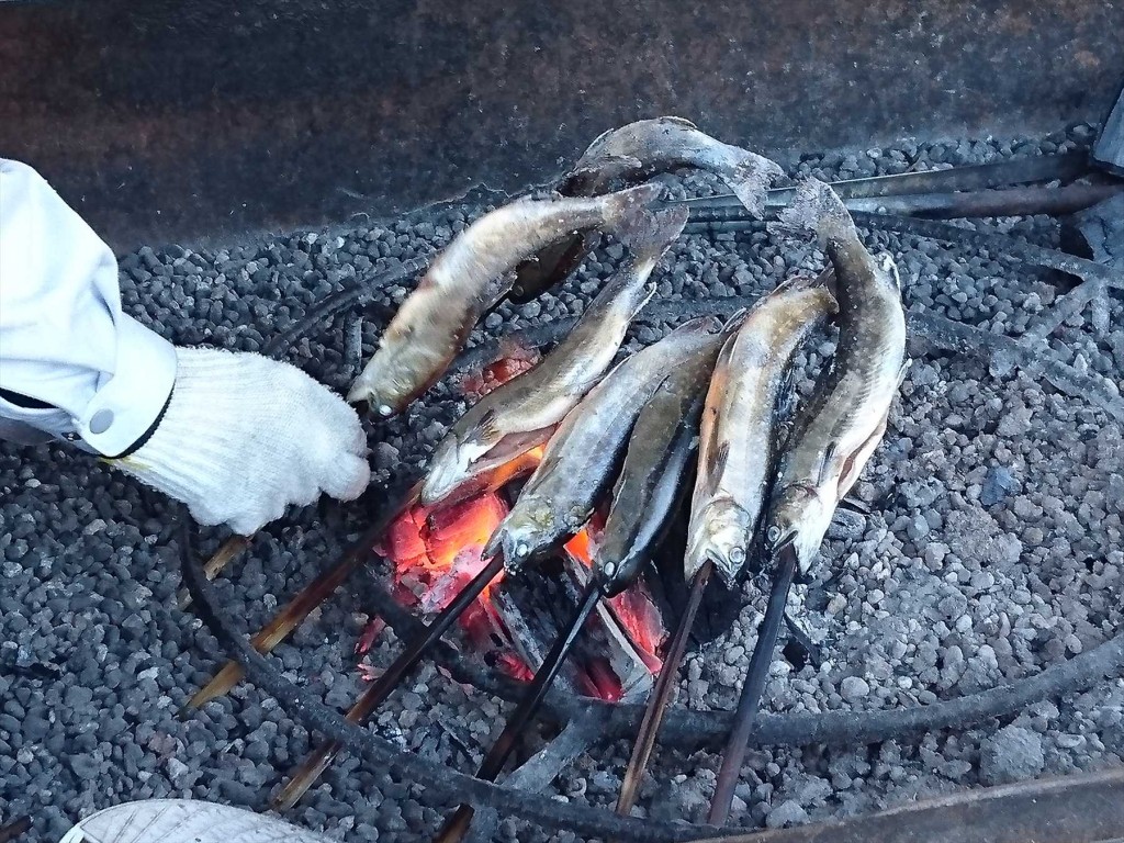 2016年1月26日 JA埼玉県東秩父村農産物販売所のイワナ 焼き魚 雪DSC_0143-