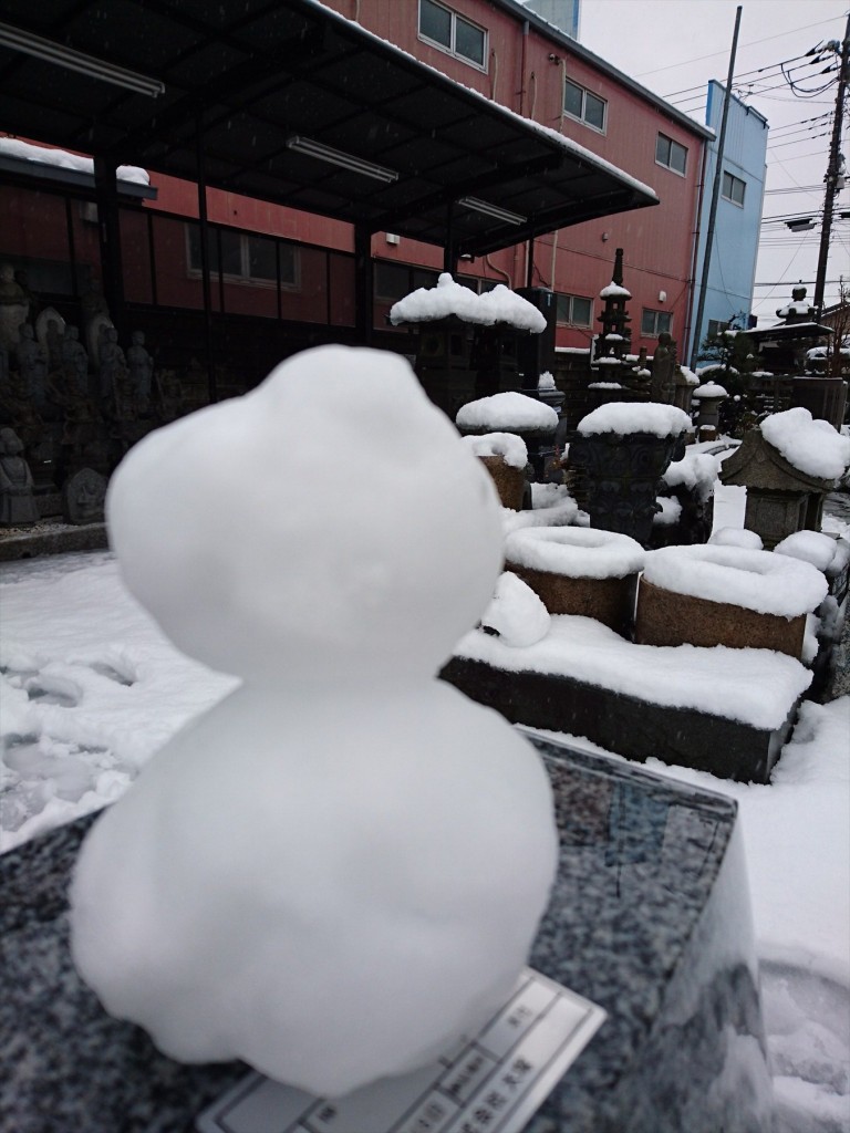 2016年1月18日 関東 首都圏 大雪 埼玉県上尾市 石材店 大塚 墓石展示場 お墓と雪だるまさんDSC_0121-