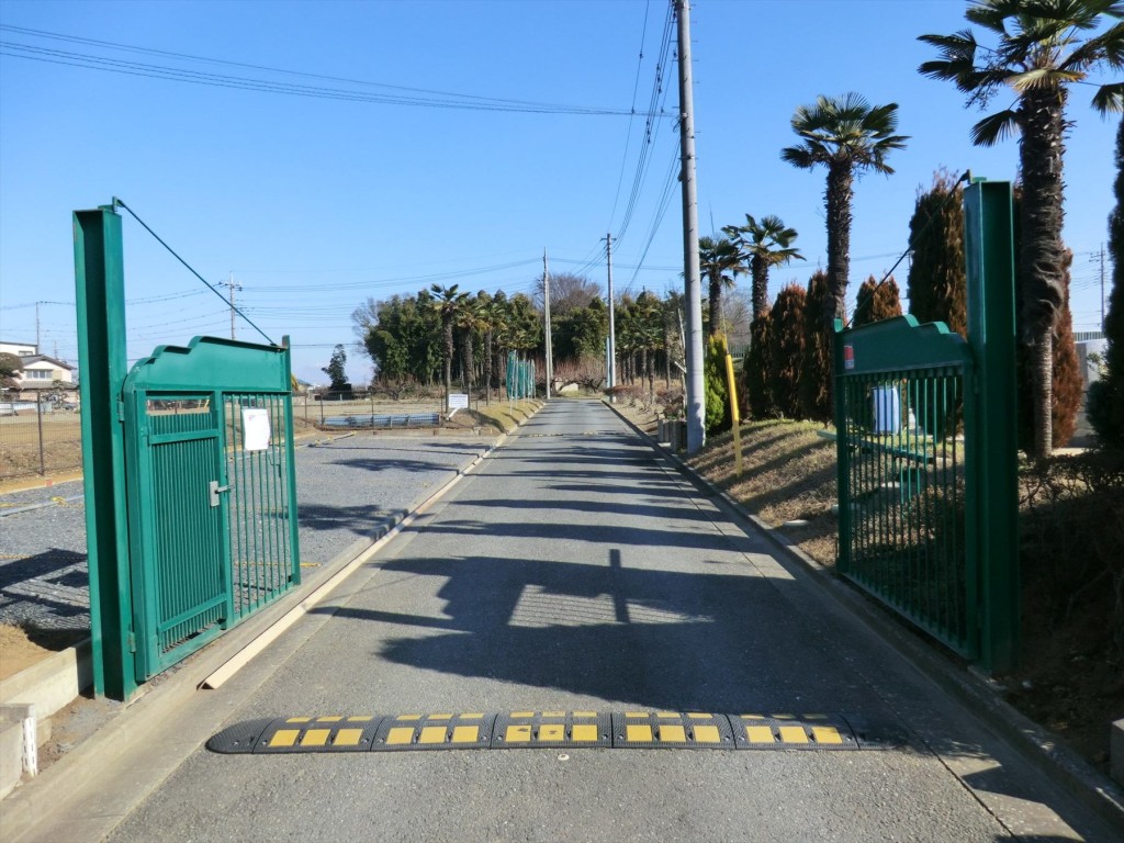 埼玉県の霊園　西上尾メモリアルガーデンの入り口 門 駐車場007-