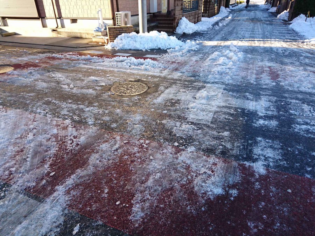 2016年1月19日 大雪の翌日、凍った路面 アイスバーン 凍った雪DSC_0123-