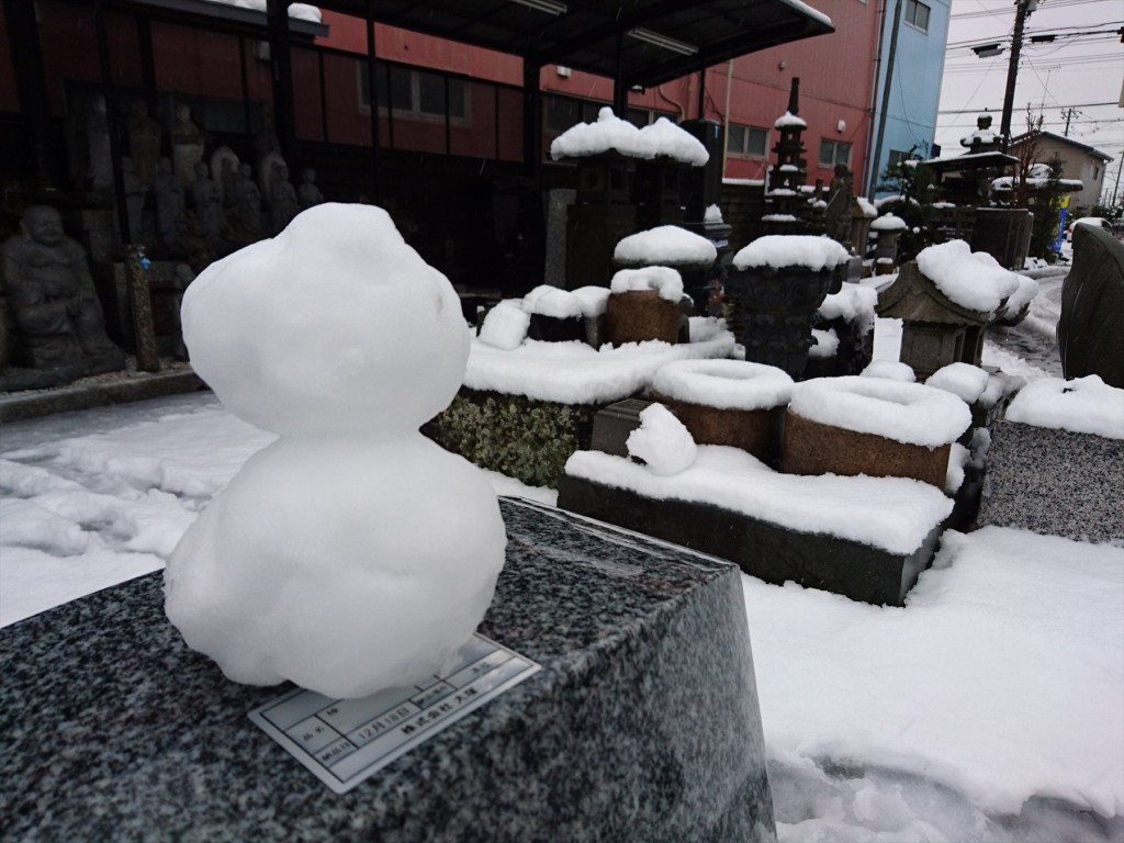 2016年1月18日 関東 首都圏 大雪 埼玉県上尾市 石材店 大塚 墓石展示場 お墓と雪だるまさんDSC_0120-