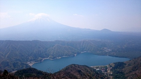 2016年5月 ゴールデンウィークに山梨県の十二ヶ岳に登ってきました20 西湖越しの富士山