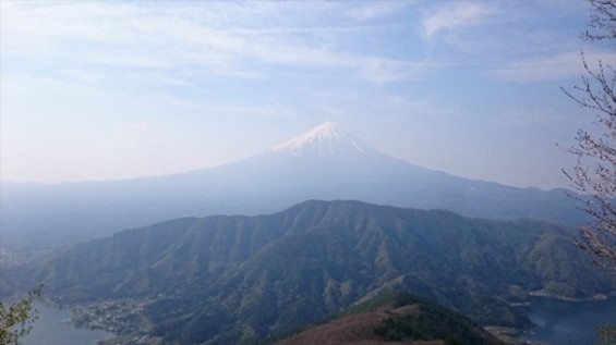 2016年5月 ゴールデンウィークに山梨県の十二ヶ岳に登ってきました04 富士山 手前の湖は左が河口湖、右が西湖