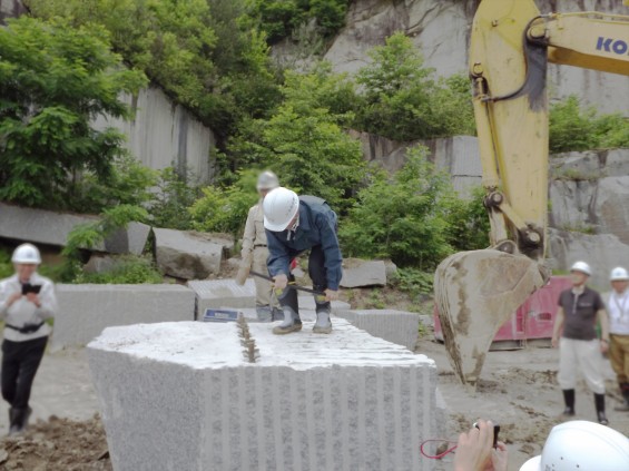 2016年6月14日 福島県の石材産地 吹雪の石切場 丁場 社員研修に行ってきましたDSCF2112