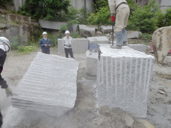 2016年6月14日 福島県の石材産地 吹雪の石切場 丁場 社員研修に行ってきましたDSCF2121