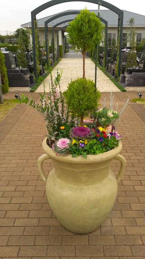 2016年11月 埼玉県の霊園 さきたま霊園 冬用の花に植え替え2016111413080001.jpg