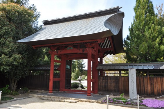 2017年4月12日 埼玉県上尾市の寺院少林寺 朱塗りの山門 DSC_1430