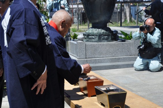 2017年4月23日 埼玉県上尾市 遍照院 大聖不動明王坐像 湯入れ式 鑿入れ式 大仏師 大佛師 松本明慶作 雛型 仏像彫刻DSC_2219-